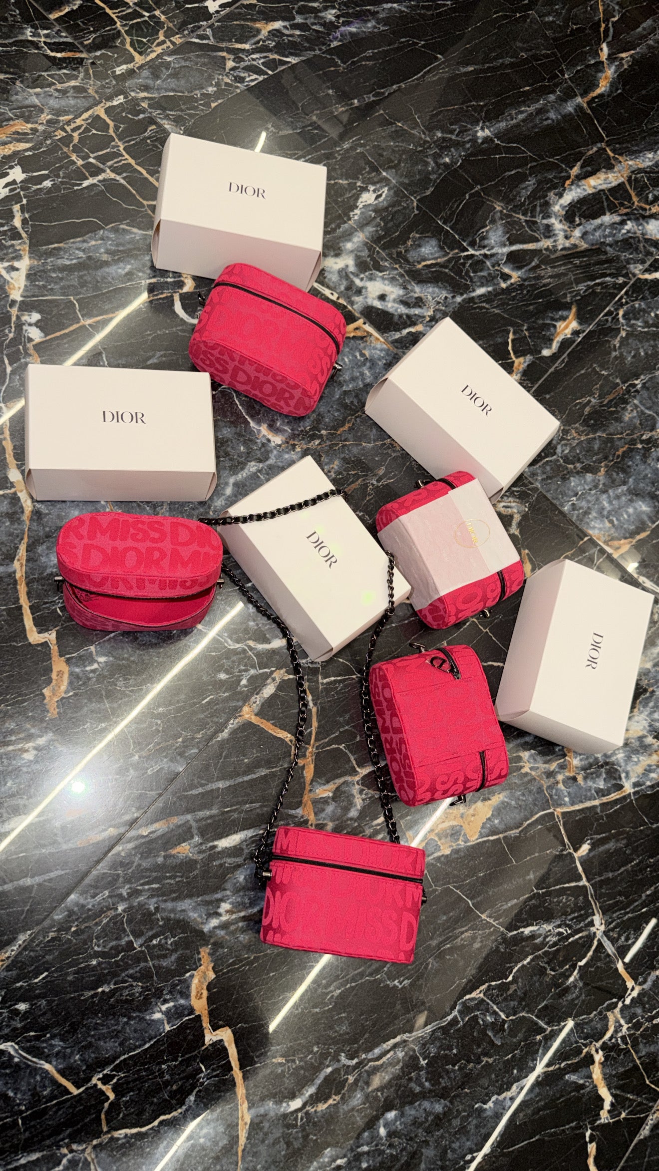 Bauletto Dior fucsia con catena nera